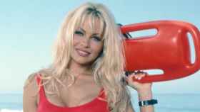 La actriz Pamela Anderson en su papel como vigilante de la playa en la serie de televisión estadounidense / CG