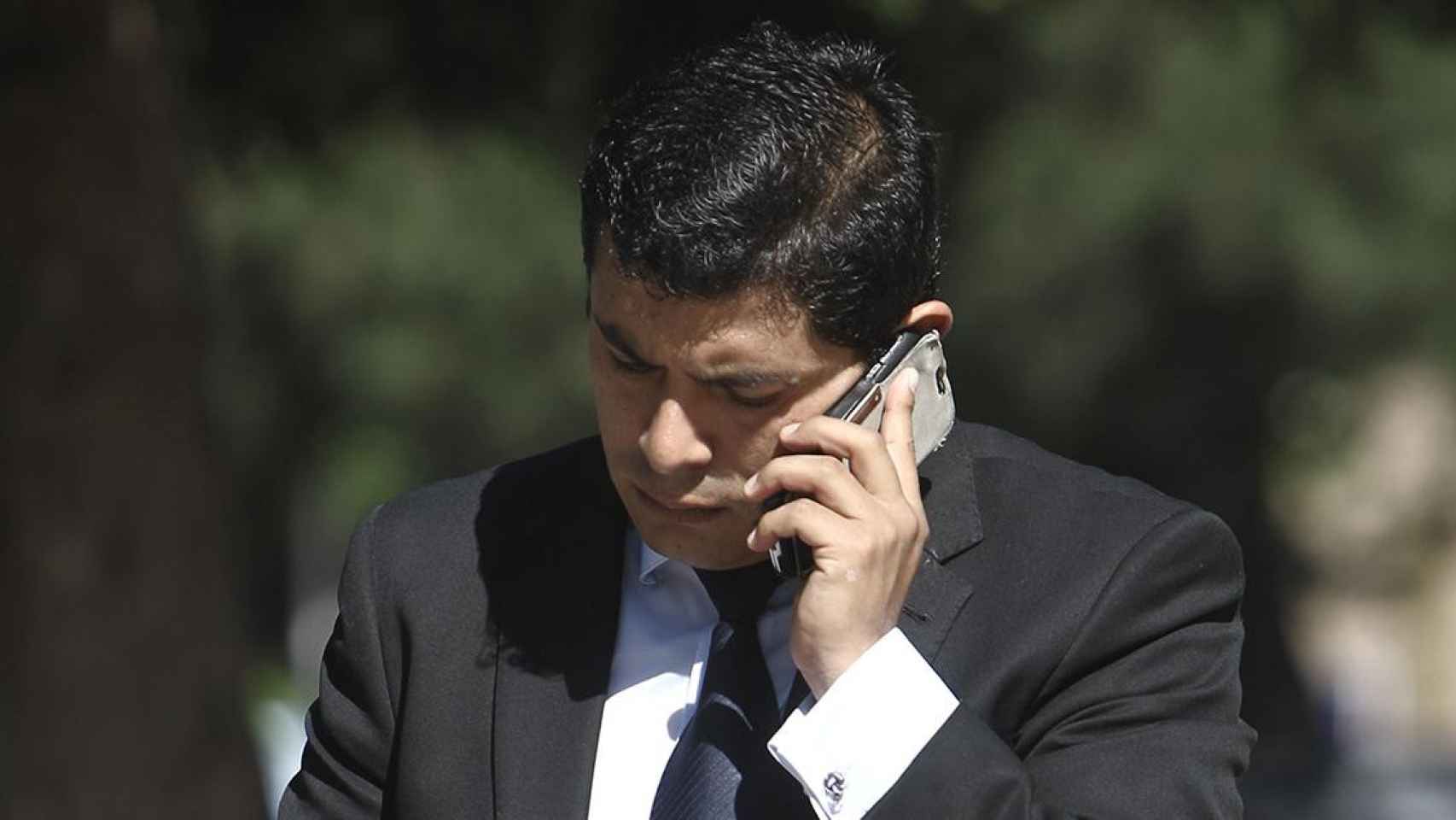 Un hombre habla por teléfono a través de su smartphone / EUROPA PRESS