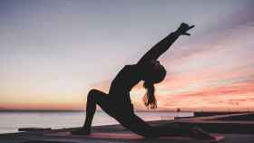 Mujer practicando yoga / SITE UNSPLASH POR KIKE VEGA
