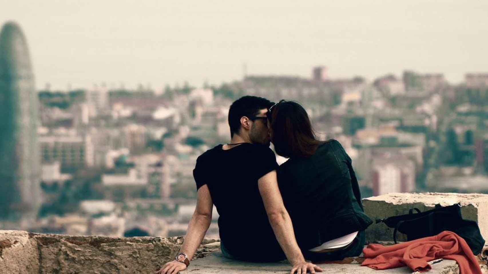 Pareja besándose en un mirador de Barcelona / PIXABAY