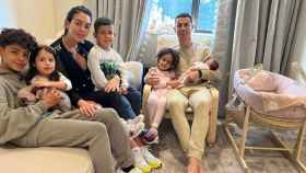 Cristiano Ronaldo y Georgina Rodríguez posan por primera vez con su hija y el resto de su familia /INSTAGRAM