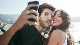 Sebastián Yatra y Tini Stoessel sacándose un selfie