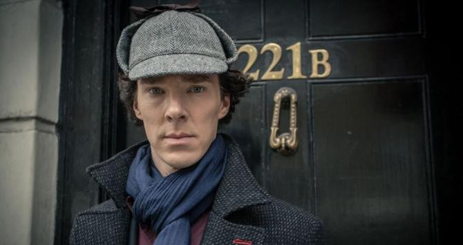 Benedict Cumberbatch caracterizado como Sherlock Holmes / SHERLOCK