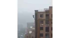 Imagen del instante en que el hombre cae del edificio / YOUTUBE