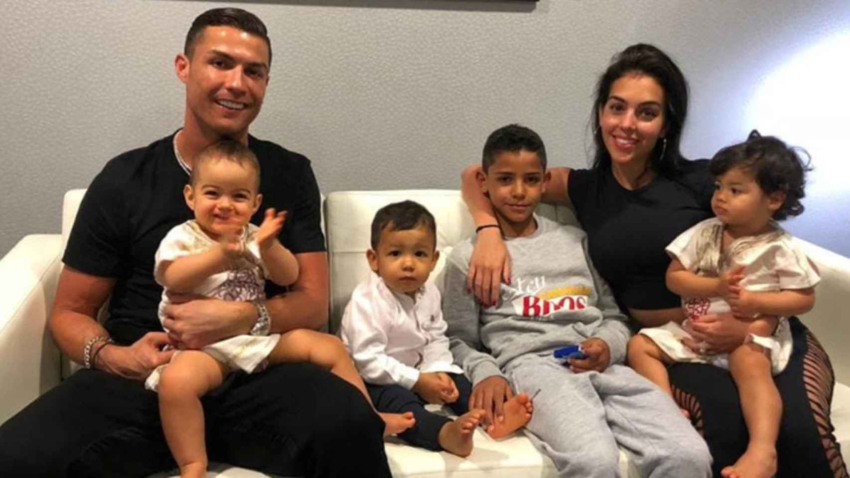 Cristiano Ronaldo y Georgina Rodríguez con sus hijos en el salón de casa