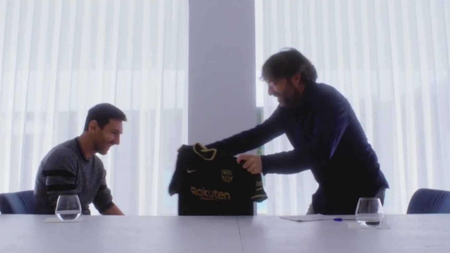 Jordi Évole entrega una camiseta del Barça a Leo Messi para que la firme en la entrevista
