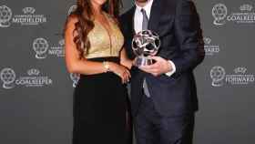 Antonella Roccuzzo y Leo Messi en los premios Champions League