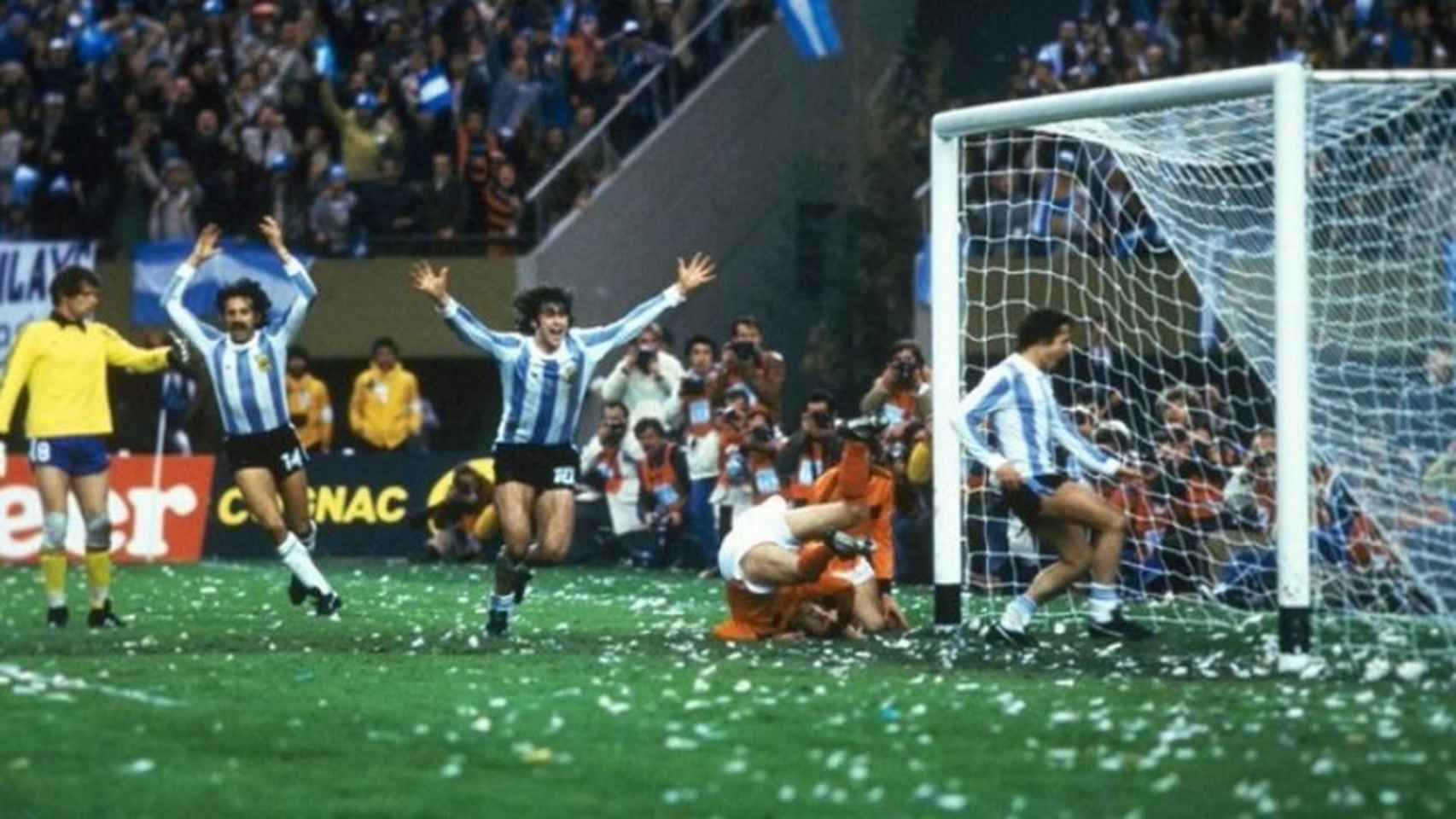 Kempes celebra uno de sus dos goles a Holanda en la final de 1978