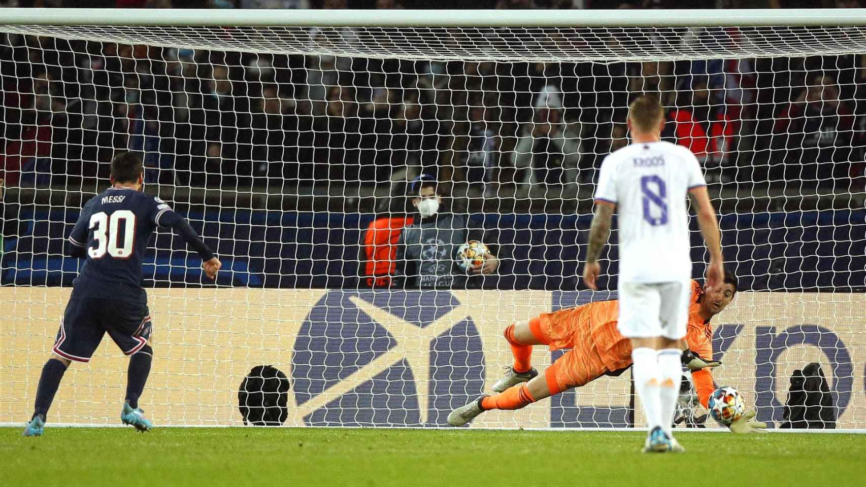 Courtois despeja el penalti lanzado por Messi en el PSG-Real Madrid / EFE