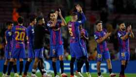 Busquets y Piqué, con otros jugadores, aplauden a la afición del Barça / EFE