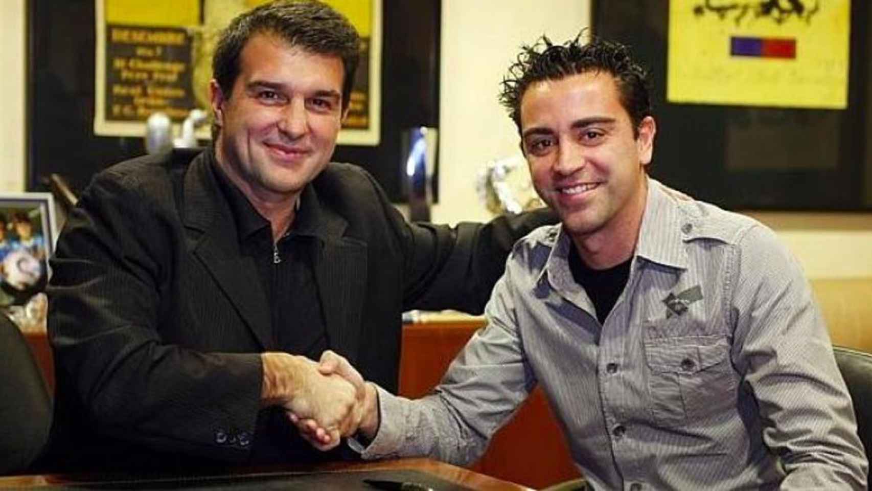 Xavi y Laporta, en una renovación del entonces futbolista del Barça| FCB