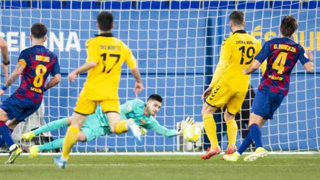 Sergi Puig en una acción del Barça B - Badalona / FCB