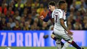 Messi supera a Boateng en el duelo que disputaron Barça y Bayern / EFE