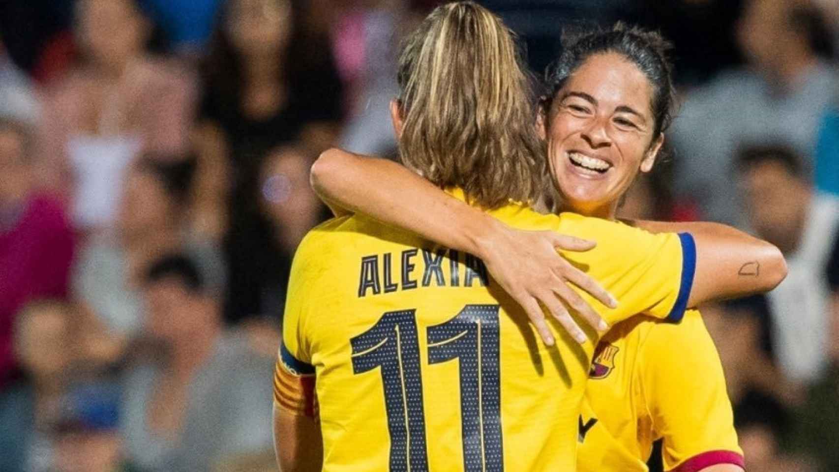 Abrazo entre Alexia y Marta Torrejón / FCB