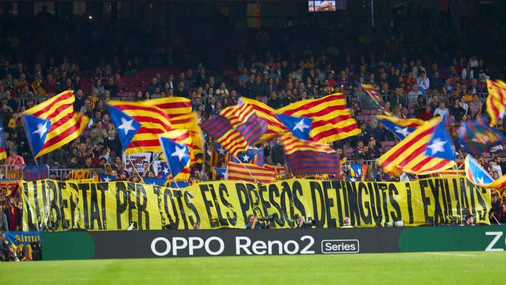 Una pancarta independentista rodeada de esteladas en un partido del Barça / EFE