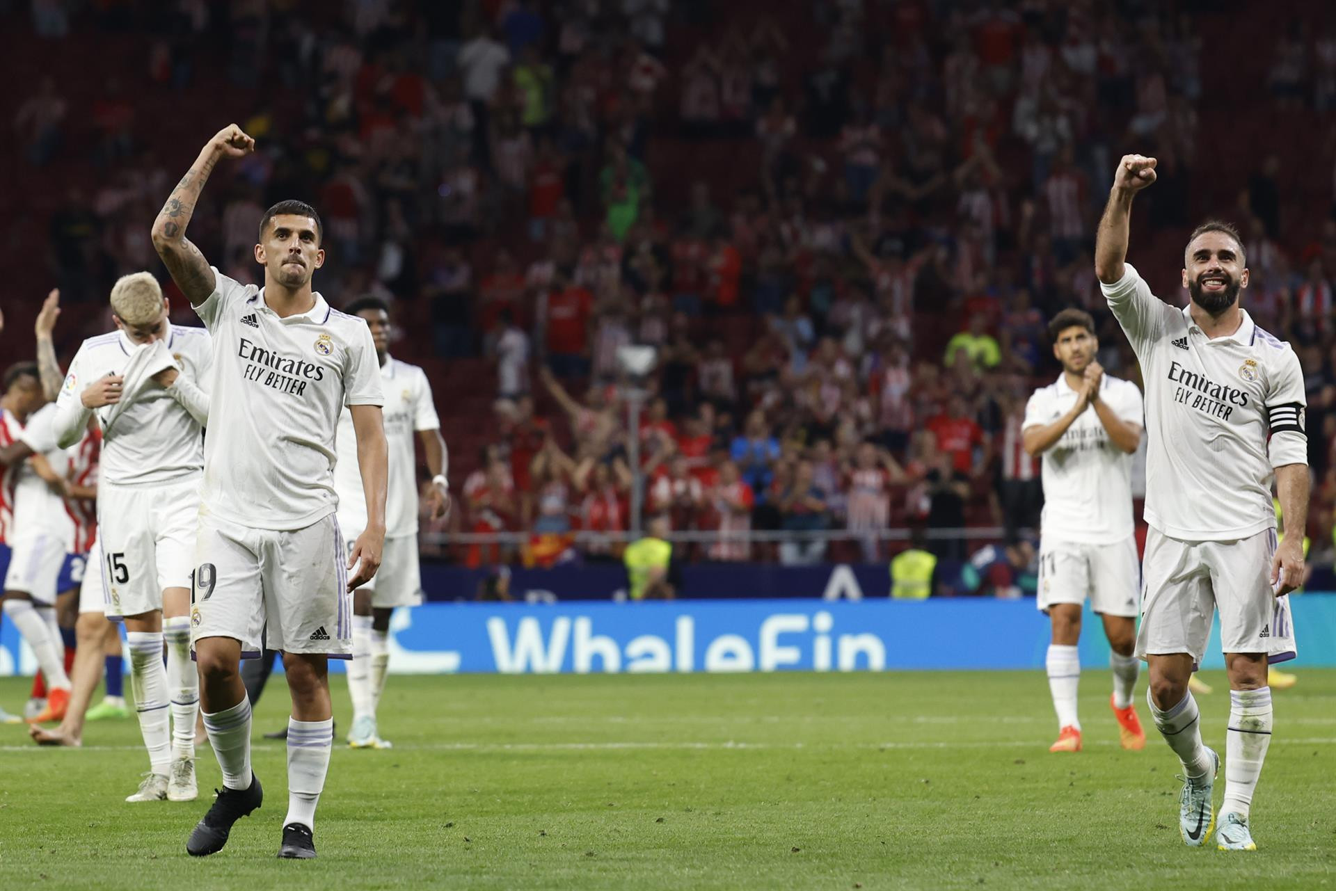 Los futbolistas del Real Madrid celebran su victoria en el derbi