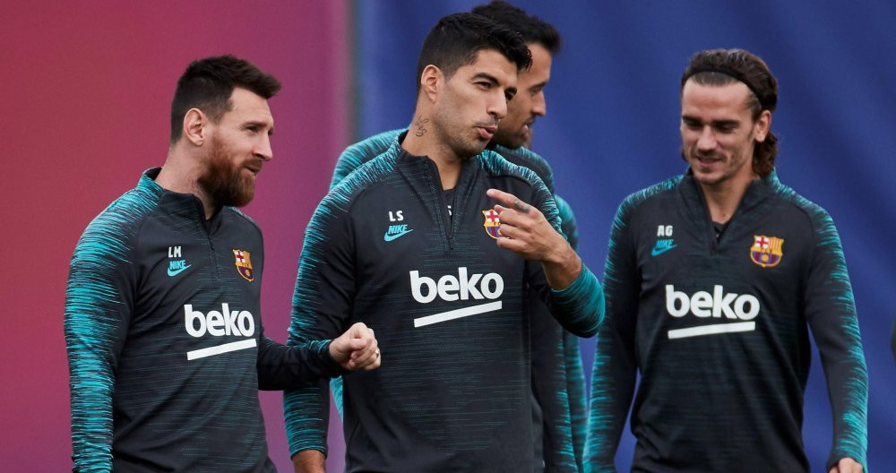 Messi, Suárez y Griezmann charlan durante un en trenamiento/ FCB