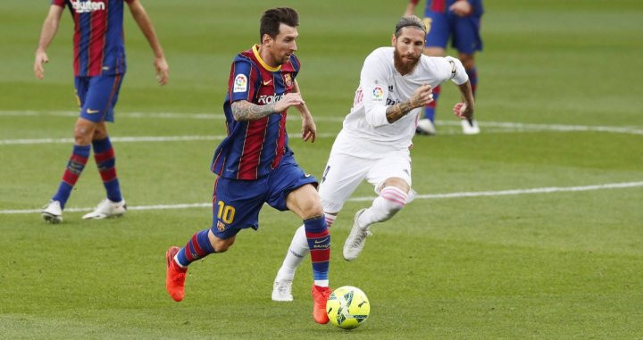Leo Messi y Sergio Ramos en un partido del Barça / EFE