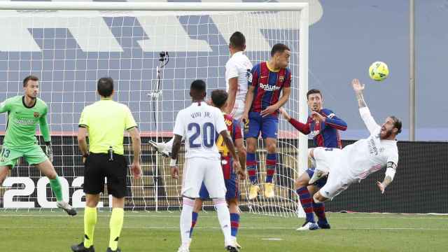 Acción del penalti de Lenglet a Ramos en el clásico / EFE