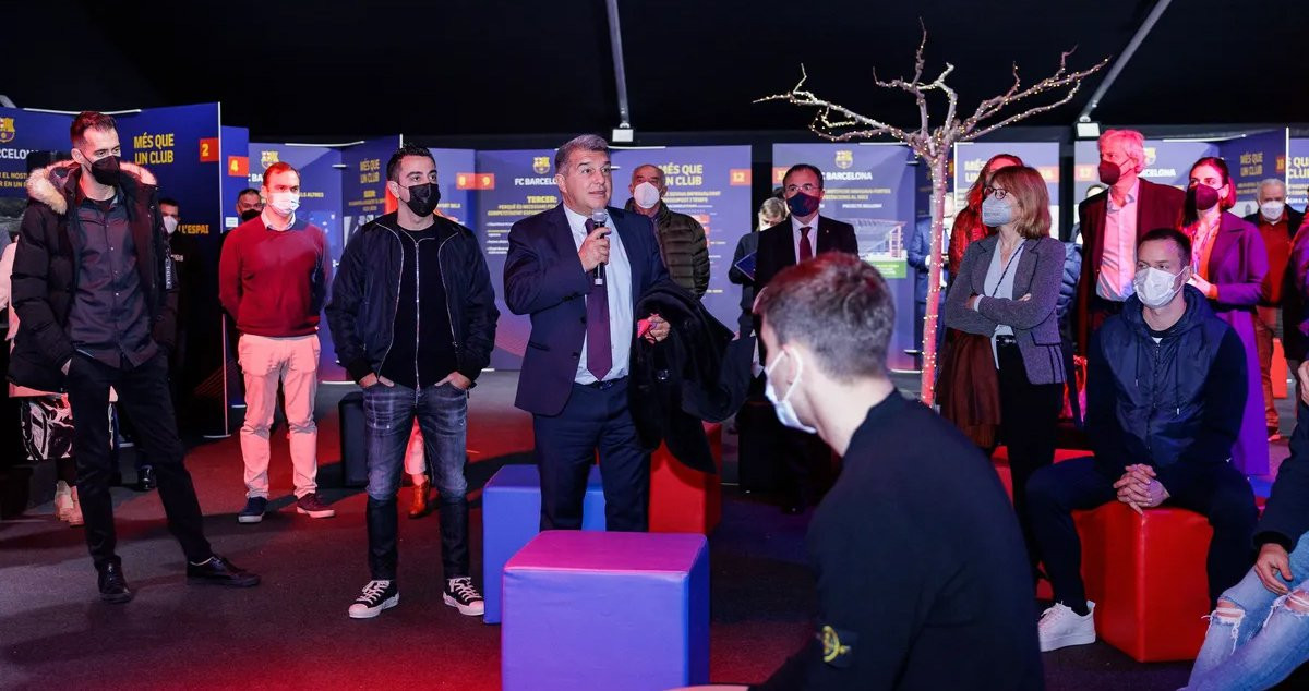Laporta, junto a Xavi y los jugadores del primer equipo, en la carpa informativa del Espai Barça / FCB