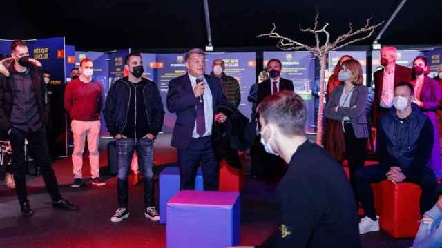 Laporta, junto a Xavi y los jugadores del primer equipo, en la carpa informativa del Espai Barça / FCB