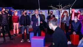 Laporta, junto a Xavi y los jugadores del primer equipo, en la carpa informativa del Espai Barça / FCB