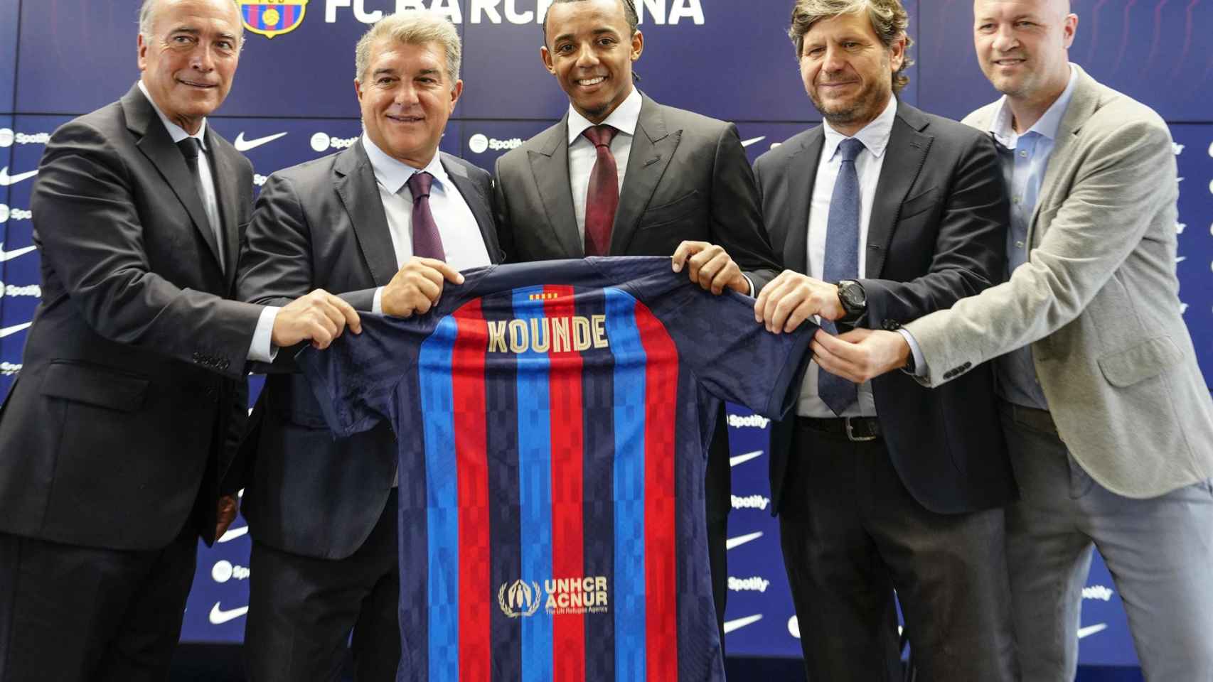 Laporta presenta a Koundé con la camiseta del Barça junto a Mateu Alemany, Jordi Cruyff y Rafa Yuste / EFE