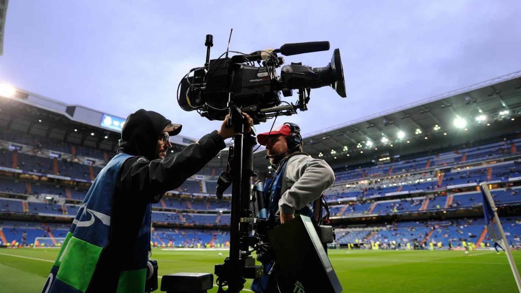 Una cámara de televisión en el Bernabéu antes de un partido de la Liga