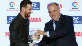 Javier Tebas y Leo Messi, jugador del Barça, en la entrega del trofeo Pichichi de la Liga / REDES