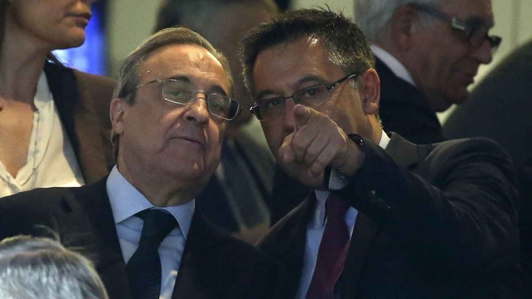 Los presidentes de Barça y Real Madrid, Bartomeu y Florentino Pérez, hablan durante un clásico / EFE