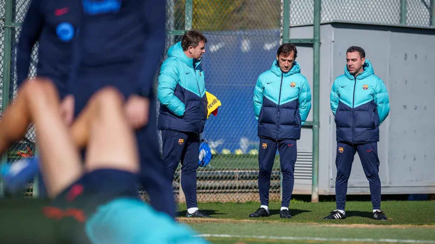 Xavi Hernández, junto a su staff, en un entrenamiento del Barça / FCB