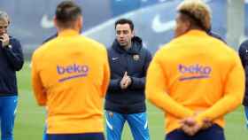 Xavi Hernández, dando indicaciones, durante un entrenamiento del primer equipo del Barça / FCB