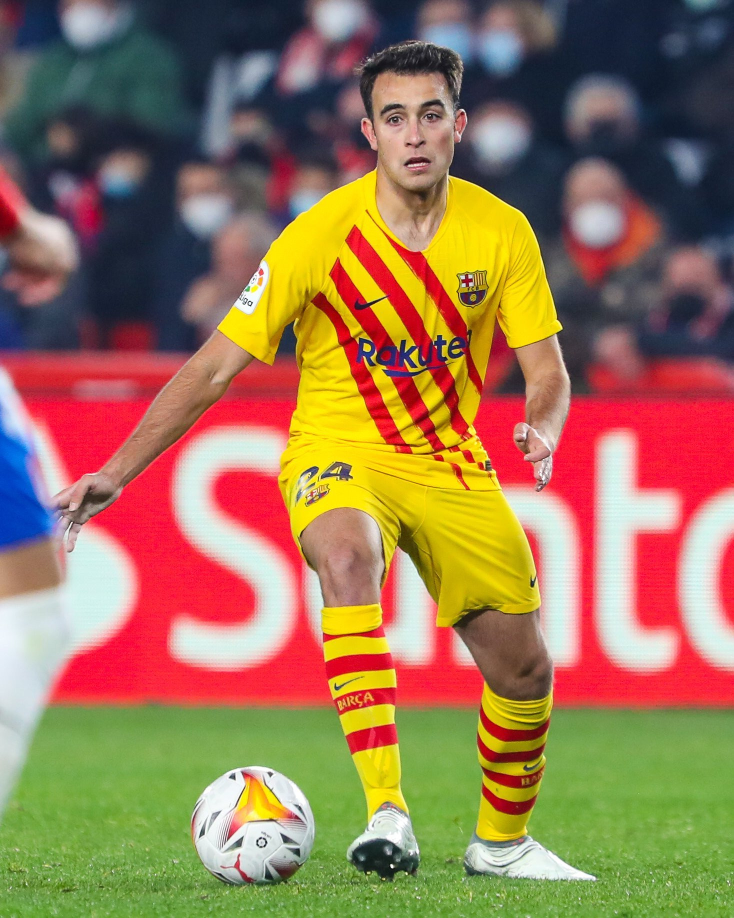 Eric García con el balón en los pies durante un partido del Barça / FCB