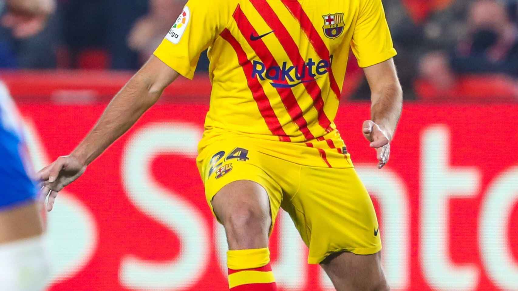 Eric García con el balón en los pies durante un partido del Barça / FCB