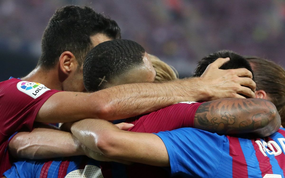 Los jugadores del Barça se abrazan tras un gol ante la Real Sociedad / FCB