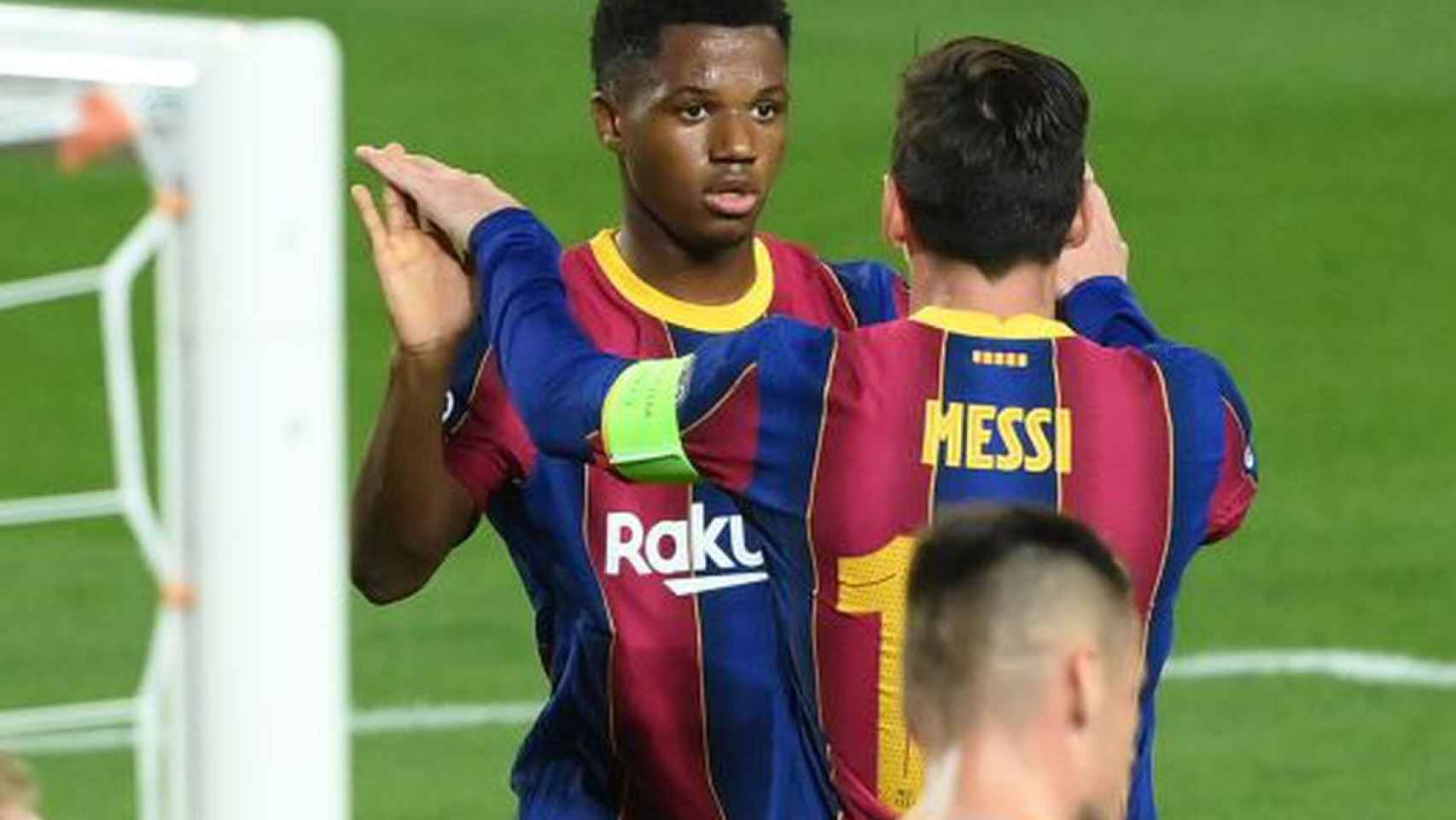 Ansu Fati y Leo Messi, celebrando un gol ante el Dinamo / EFE