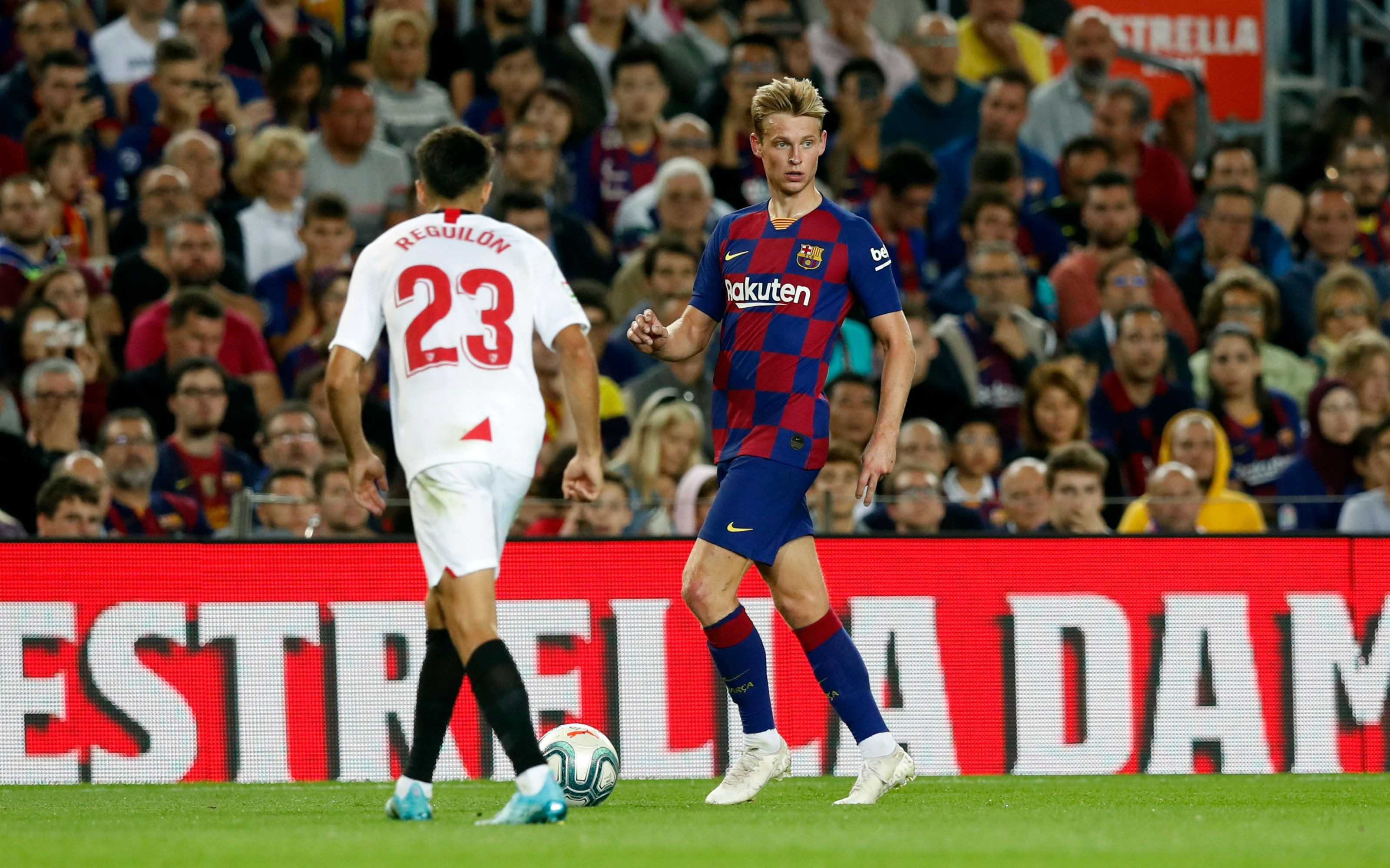 Frenkie de Jong jugando contra el Sevilla / FC Barcelona