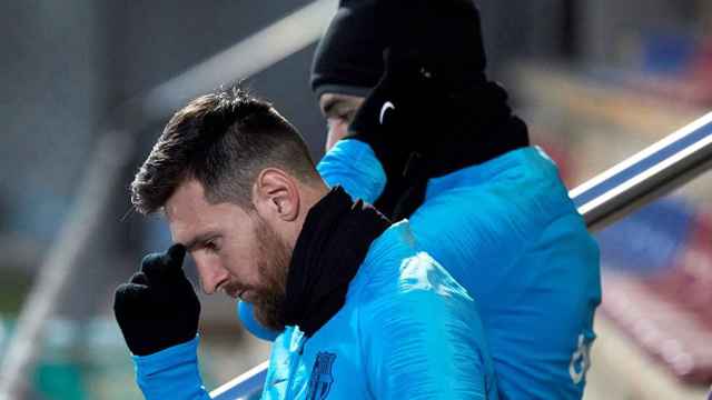 Los jugadores del FC Barcelona, Leo Messi y Luis Suárez (d), durante un entrenamiento del equipo azulgrana / EFE