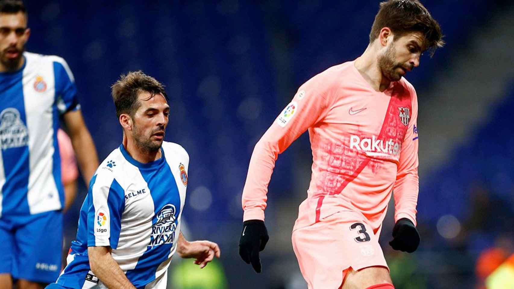 El defensa del FC Barcelona Gerard Piqué (d) se escapa de Victor Sánchez, del RCD Espanyol / EFE