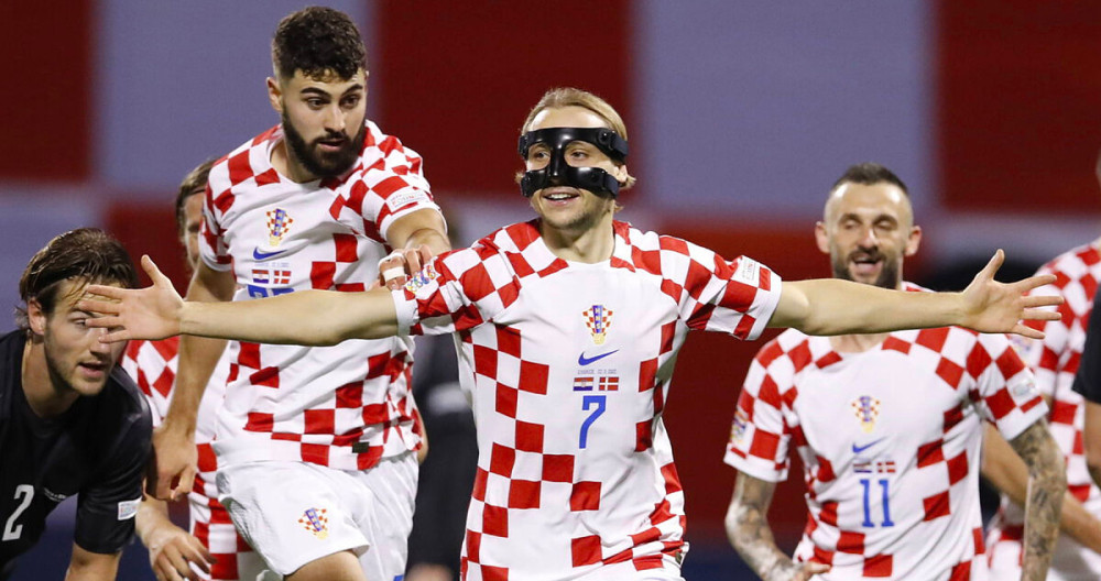 Lovro Majer, usando una máscara, celebra su gol contra Dinamarca / EFE