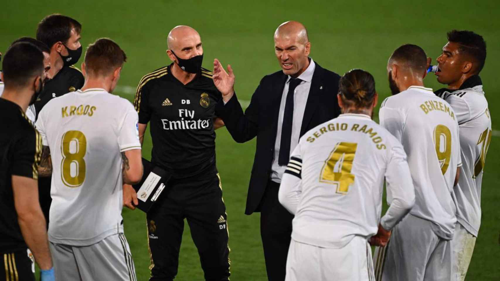 Zidane, dando instrucciones en una pausa para la hidratación | EFE