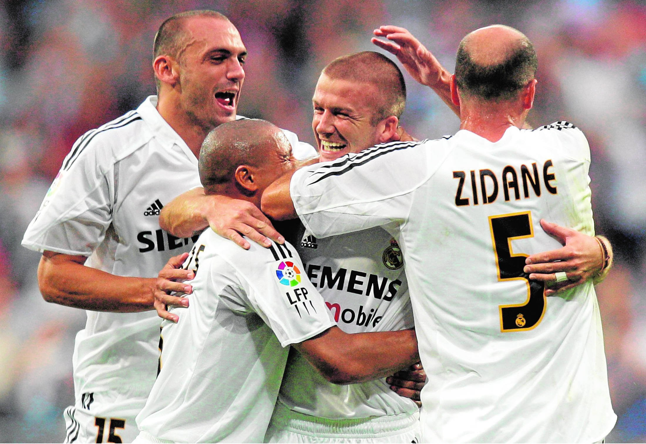 Raúl Bravo celebrando un gol con Zidane, Roberto Carlos y Beckham / EFE