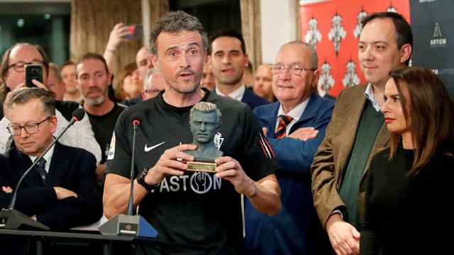 El seleccionador nacional de fútbol, Luis Enrique Martínez (c), durante el acto de entrega de los trofeos Quini / EFE