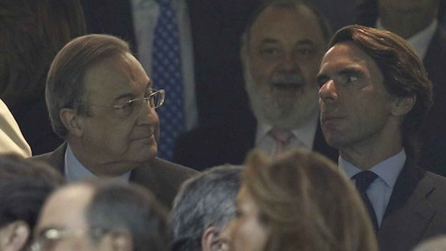 Una foto de archivo de Florentino Pérez y José María Aznar en el palco del Bernabéu / EFE