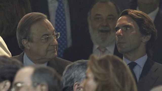 Una foto de archivo de Florentino Pérez y José María Aznar en el palco del Bernabéu / EFE