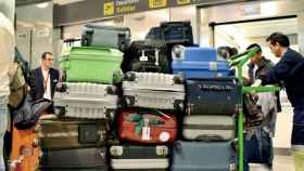 Un trabajador del aeropuerto de El Prat (Barcelona) traslada maletas en una imagen de archivo de 2015 / EFE
