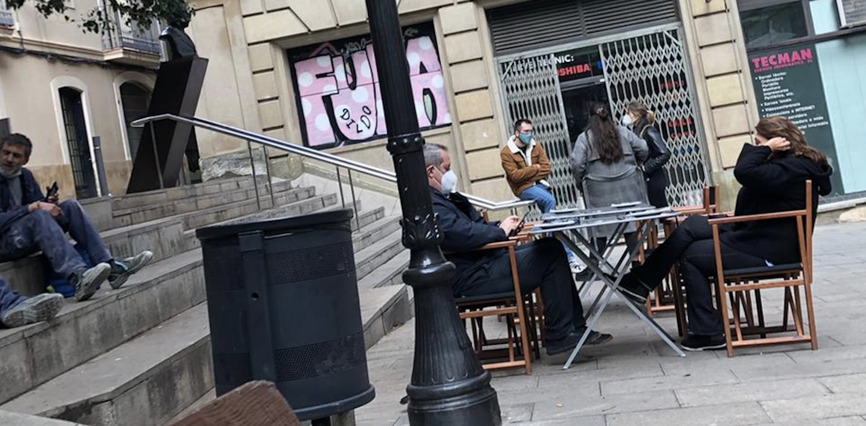 Quim Forn come en la terraza del restaurante Santa Gula en el barrio de Gràcia de Barcelona / CG