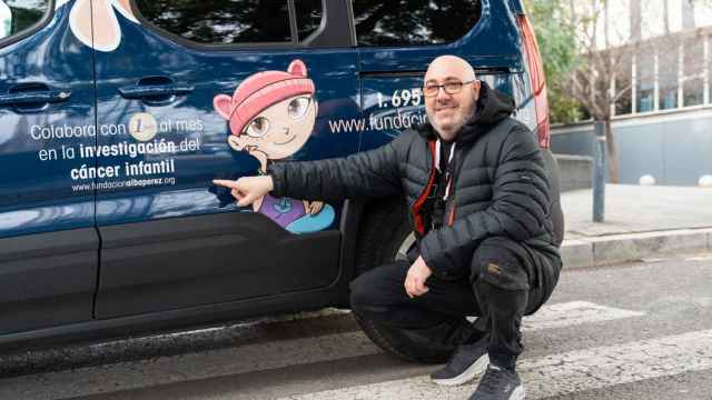 Rafael Pérez junto a una furgoneta de la Fundación Alba Pérez en el Parc Cientific de Barcelona / Luis Miguel Añón (CG)
