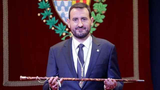El nuevo alcalde de Badalona, Rubén Guijarro, cogiendo la vara de alcalde / EFE