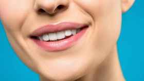 Una mujer sonríe tras recibir un blanqueamiento dental / ARCHIVO